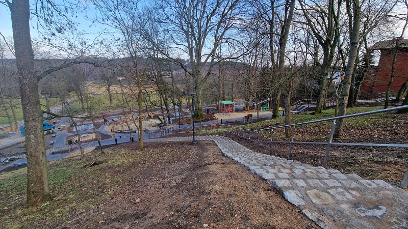widok na park w trakcie modernizacji